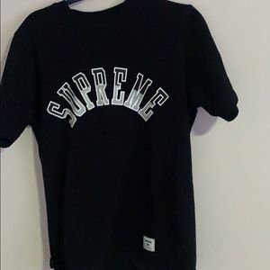 Black supreme curve logo T-shirt